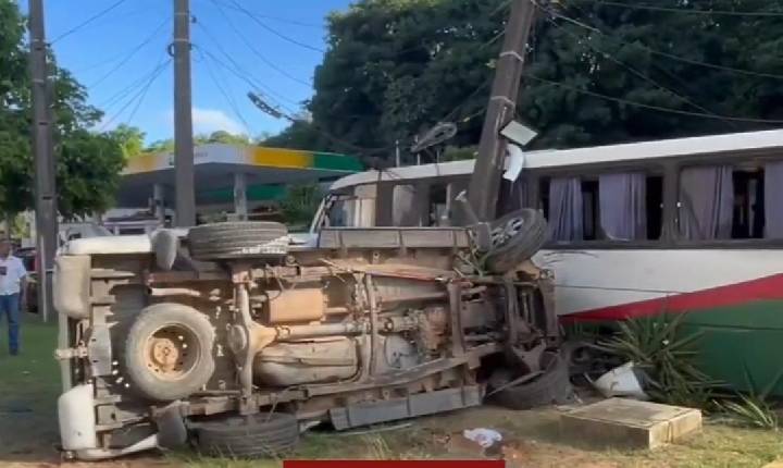 Caminhonete capota e atinge ônibus parado em Salvador