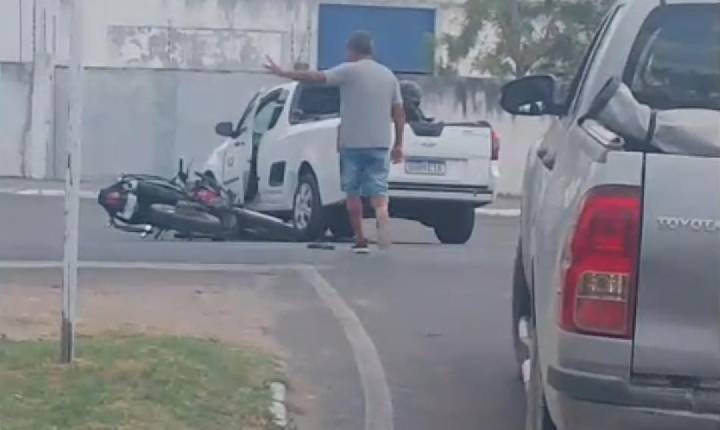 Carro e motocicleta se envolvem em colisão na rotatória da Urbis em Serrinha