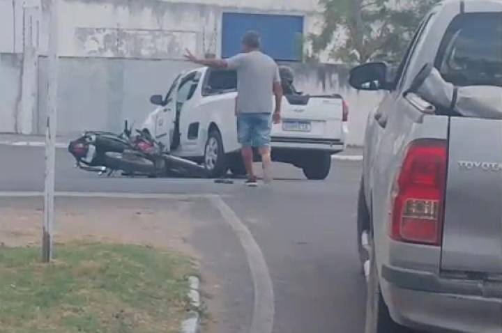 Carro e motocicleta se envolvem em colisão na rotatória da Urbis em Serrinha