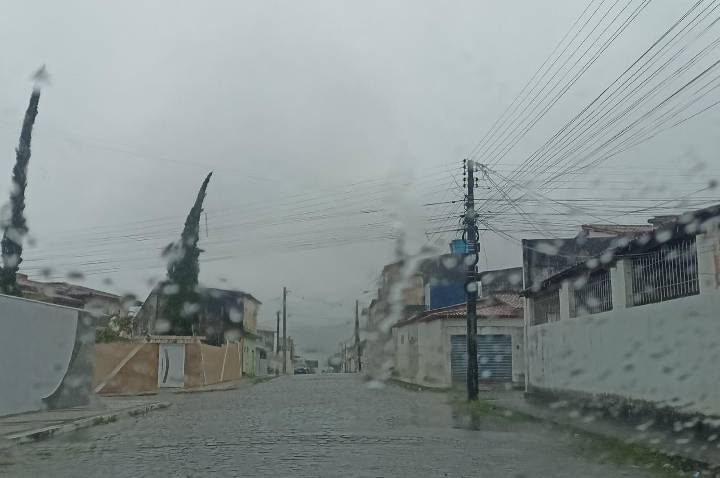 Chuva continua em Serrinha e previsão indica tempo instável até o fim de semana; Confira