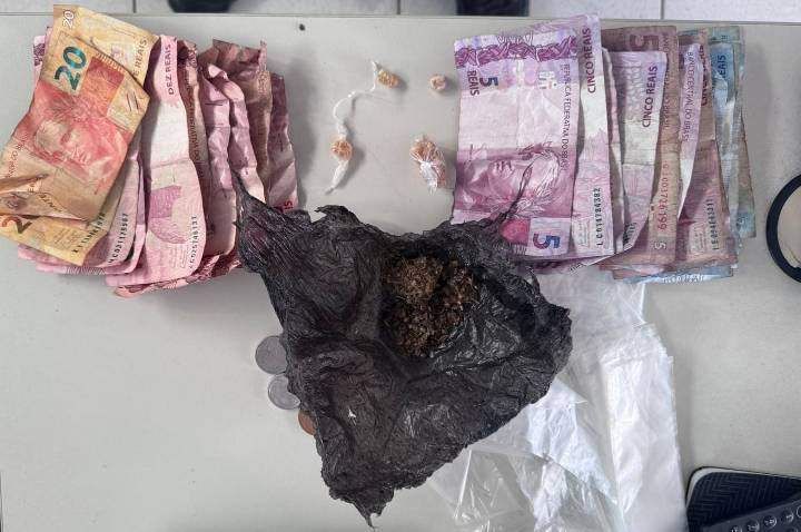 Homem é detido após ser flagrado com drogas durante ronda da PM em Serrinha