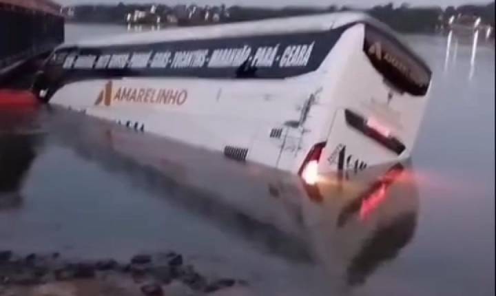 Ônibus despenca em rio durante travessia de balsa
