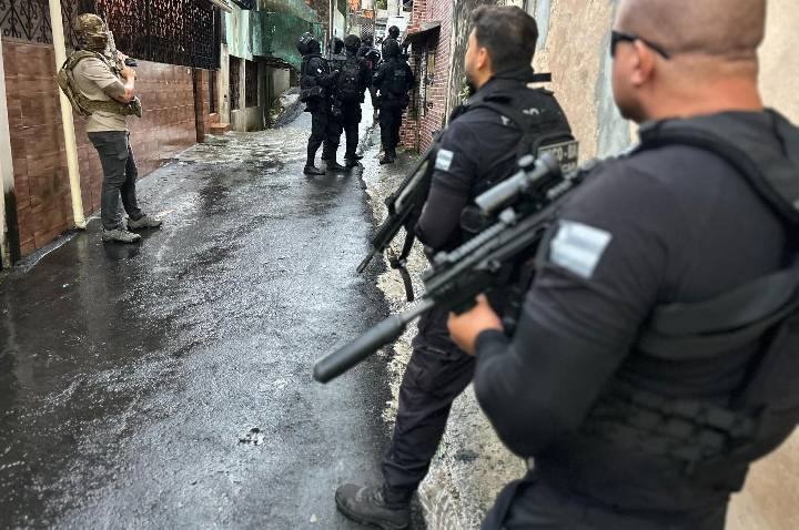 Operação desmonta esconderijo de armas e drogas em Salvador