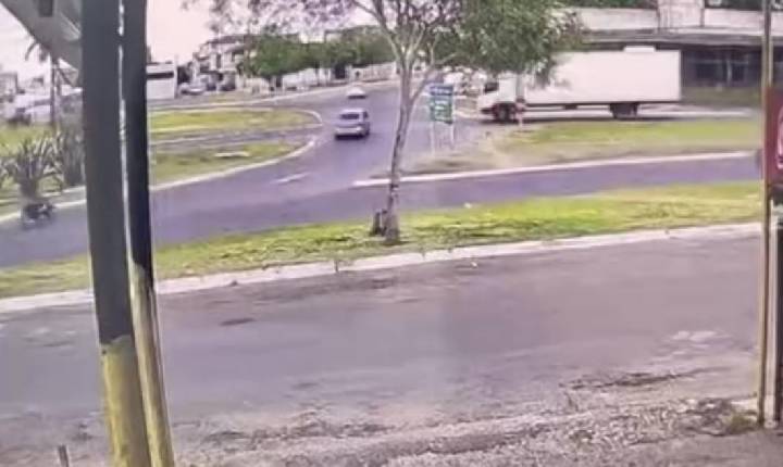 Vídeo: câmera de segurança registra colisão entre veículos na rotatória da BR-116 Norte em Serrinha
