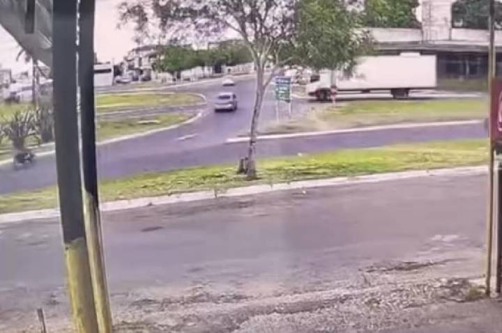 Vídeo: câmera de segurança registra colisão entre veículos na rotatória da BR-116 Norte em Serrinha