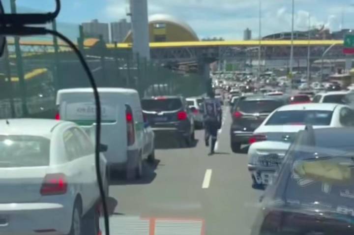Vídeo: médico enfrenta o trânsito para garantir passagem de ambulância do Samu em Salvador