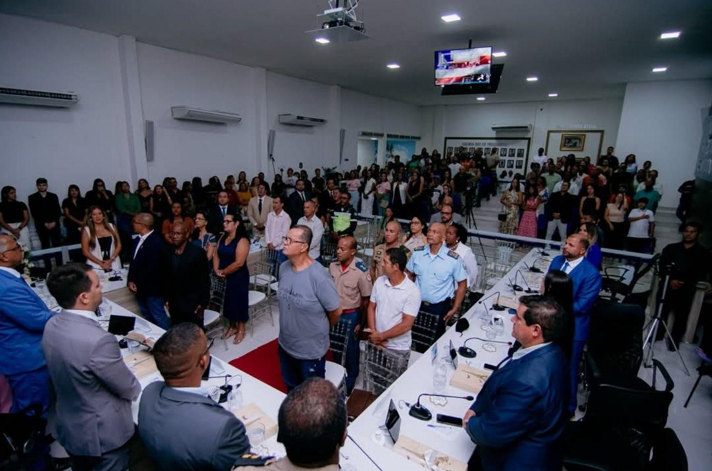 Câmara de Vereadores de Serrinha inicia trabalhos de 2025 com sessão solene lotada