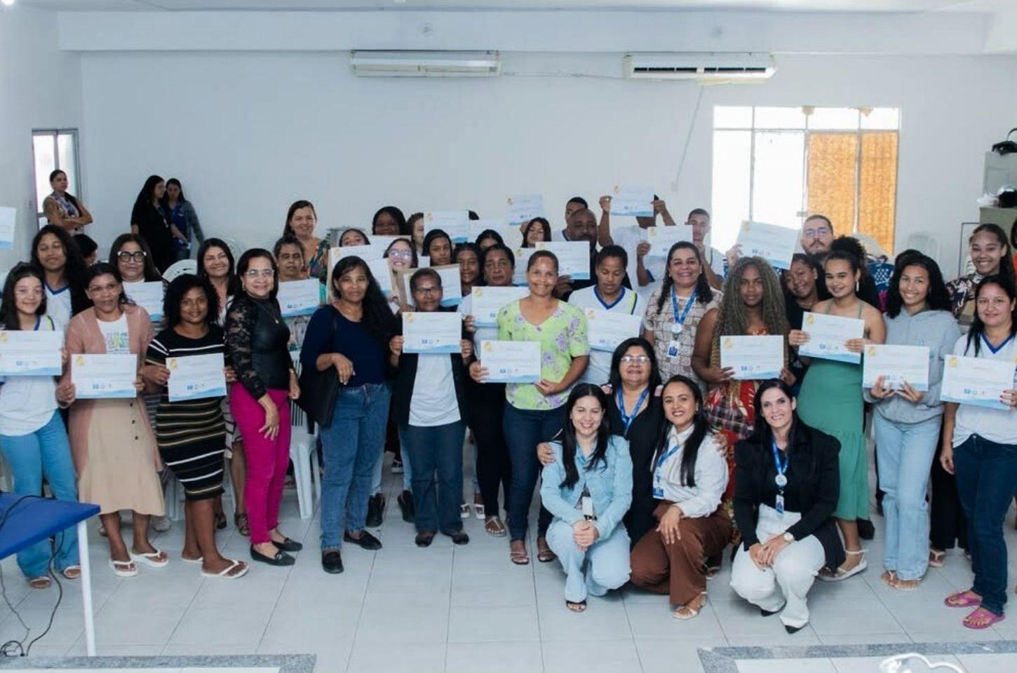 Mais de 100 alunos da EJA recebem certificados em cursos profissionalizantes em Serrinha 