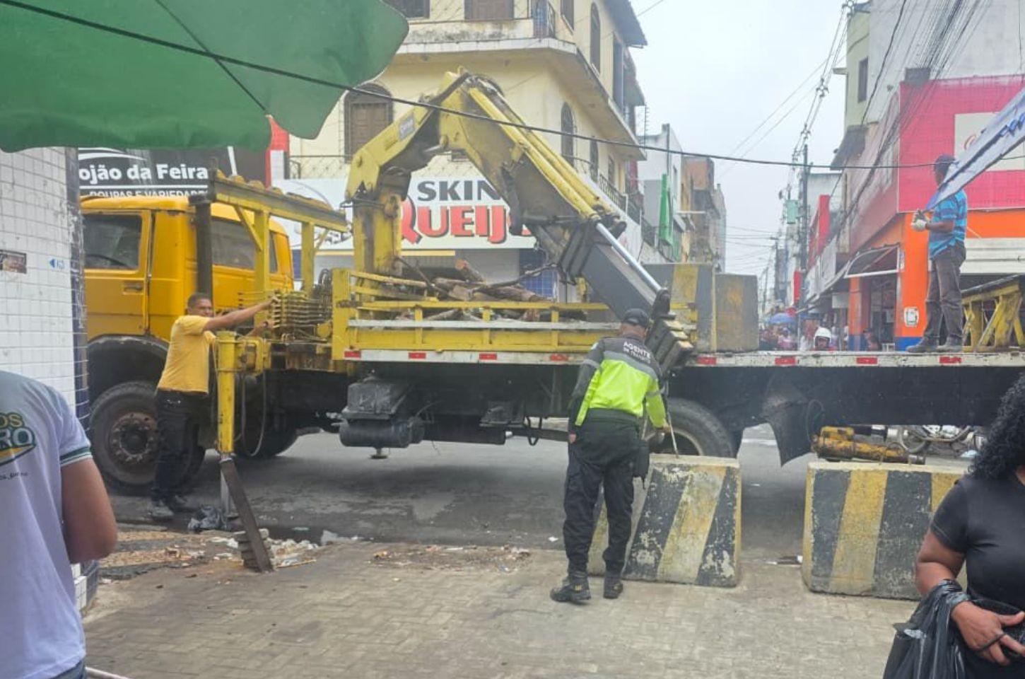 Após retirada de bloqueios, populares cobram fiscalização rigorosa em rua no centro de Serrinha