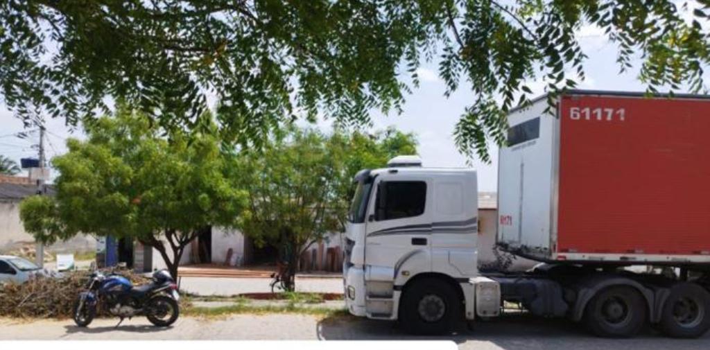 Carreta estacionada em praça de Serrinha é arrombada e equipamentos são furtados