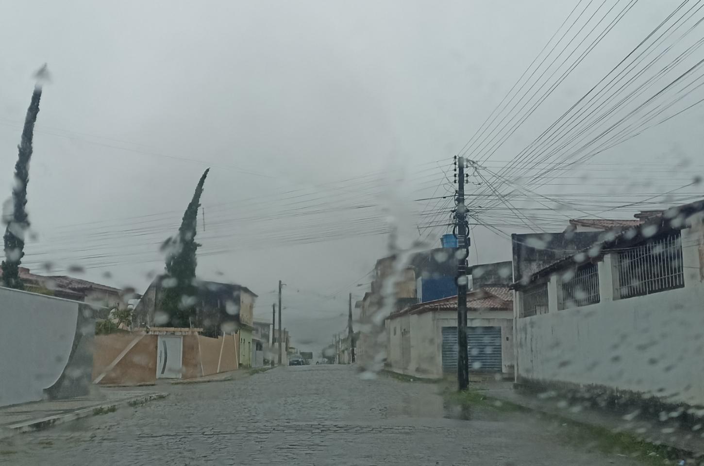 Chuva continua em Serrinha e previsão indica tempo instável até o fim de semana; Confira
