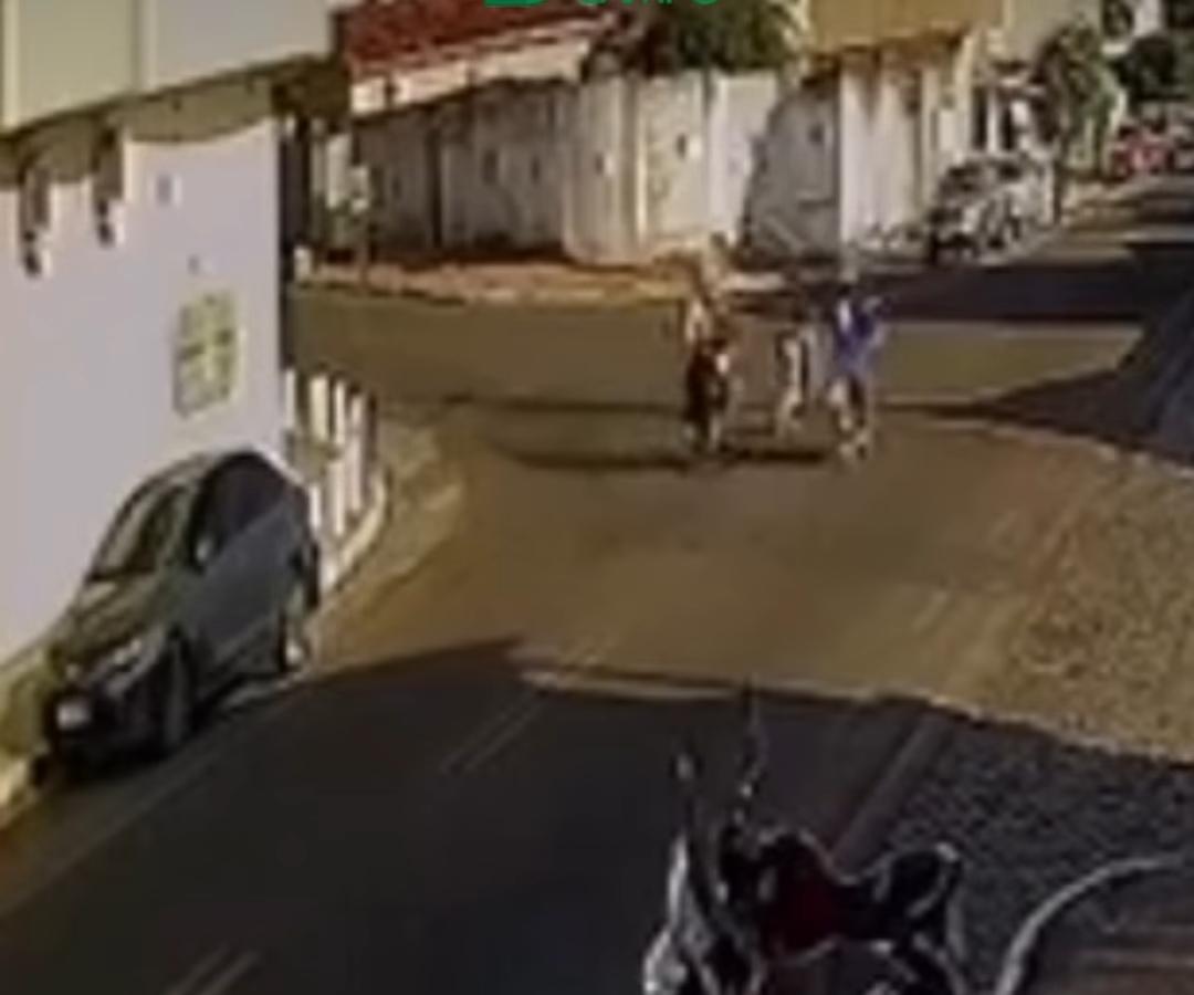 Motocicletas se envolvem em acidente em cruzamento da Rua Lauro Mota