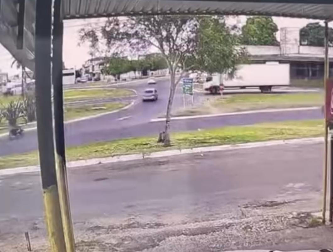 Vídeo: câmera de segurança registra colisão entre veículos na rotatória da BR-116 Norte em Serrinha
